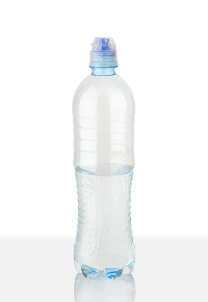 Eine Kleine Plastikflasche Mit Mineralwasser Auf Weißem Hintergrund — Stockfoto