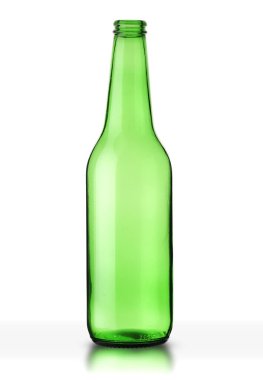 Beyaz arka planda yeşil bira şişesi
