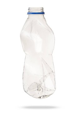 Beyaz arka planda küçük plastik bir içecek şişesi.