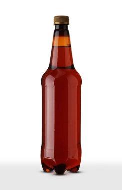 Kahverengi büyük plastik şişe ve beyaz arka planda bira.
