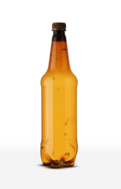 Beyaz arka planda plastik boş bira şişesi