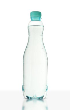 Beyaz arka planda köpüklü su bulunan küçük plastik şişe.