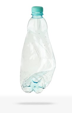 Beyaz arka planda plastik su şişesi
