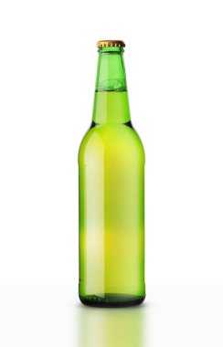 Beyaz arka planda bira olan cam yeşil şişe.