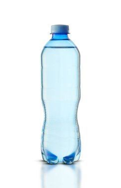 Beyaz arka planda maden suyu ile küçük şişe