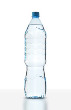 Beyaz zemin üzerinde maden suyu olan büyük plastik şişe.
