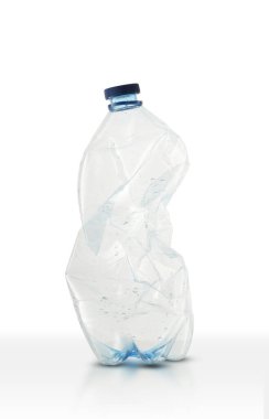 Beyaz arkaplanda boş plastik su şişesi
