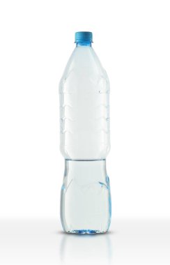 Beyaz arka planda su olan plastik şişe.