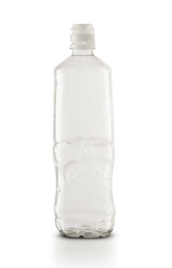 Beyaz arkaplanda boş plastik su şişesi