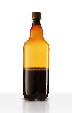 Beyaz arka planda içkisi olan plastik şişe.