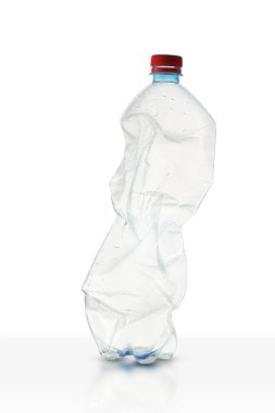 Beyaz arkaplanda boş plastik su şişesi