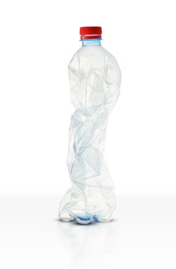 Beyaz arkaplanda boş plastik su şişesi