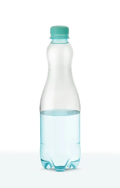 Eine Kleine Plastikflasche Mit Halb Vollem Wasser Auf Weißem Hintergrund — Stockfoto