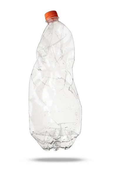 白い背景に砕いたプラスチック製のソーダボトル — ストック写真