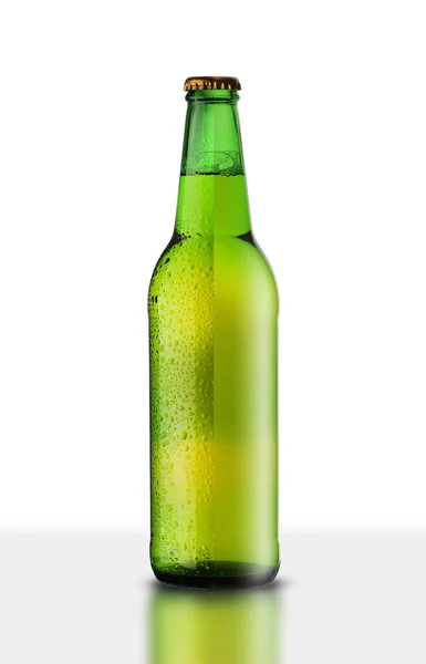 Garrafa Verde Vidro Com Cerveja Fundo Branco — Fotografia de Stock