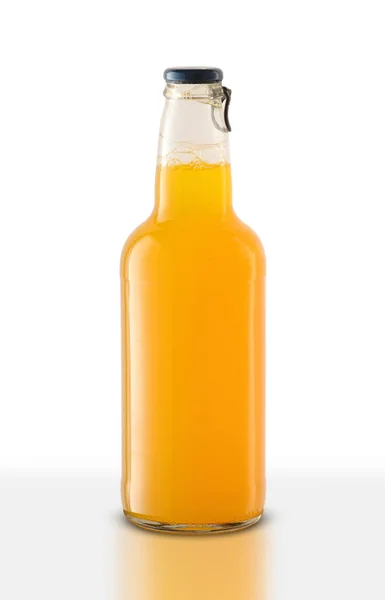 Botol Kaca Dengan Minuman Oranye Pada Latar Belakang Putih — Stok Foto