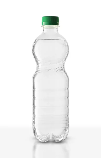 白色底座上有矿泉水的小塑料瓶 — 图库照片#