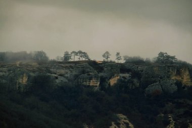 Kırım dağlarında kış sisi