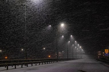 Kırım Yarımadası 'nın merkezinden geçen Tavrida otobanında gece kar fırtınası