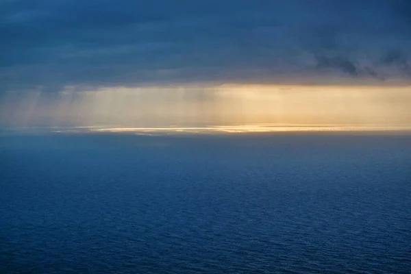 黑海上空的雨 2022年1月在克里米亚拍摄 — 图库照片
