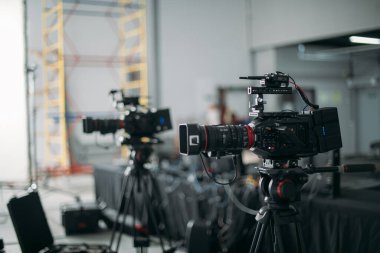 Sette profesyonel bir film ve kamera var. Çekim günü, ekipman ve ekip. Modern video çekim tekniği.