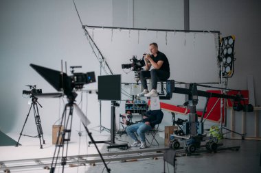 Film seti, monitörler ve modern çekim ekipmanları. Film ekibi, ışıklandırma cihazları, monitörler, playback 'ler - film ekipmanları ve film, reklam ve TV dizilerinde uzmanlardan oluşan bir ekip