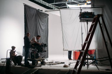 Film yapmak için el arabaları, raylar. Görüntü yönetmeni ve film kamerası tramvayı mühendisi sette. Bir film, ticari ya da televizyon dizisinin setindeki profesyonel kameraman. İçerde çekim, stüdyoda.