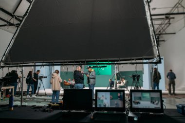 Film seti, monitörler ve modern çekim ekipmanları. Film ekibi, ışıklandırma cihazları, monitörler, playback 'ler - film ekipmanları ve film, reklam ve TV dizilerinde uzmanlardan oluşan bir ekip