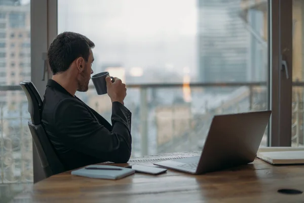 Ein Junger Mann Arbeitet Allein Büro Ruht Sich Einer Pause — Stockfoto