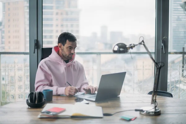 Jovem Trabalha Sozinho Escritório Com Laptop Bonito Cara Senta Uma — Fotografia de Stock