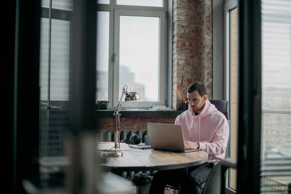 Een Jongeman Werkt Alleen Kantoor Met Een Laptop Knappe Kerel — Stockfoto