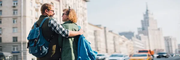 一对年轻夫妇在欧洲的一个城市 在一个阳光灿烂的日子里 一个年轻的女人和一个男人沿着欧洲街道散步 周末步行穿过城市街道 — 图库照片