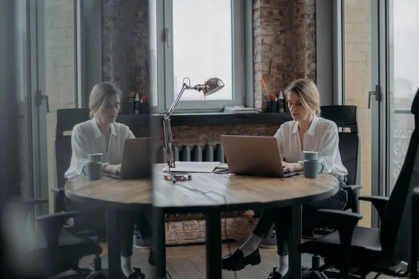 Jovem Mulher Com Laptop Telefone Mesa Trabalho Escritório Moderno Tarde — Fotografia de Stock