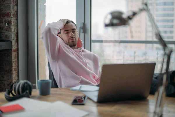 Een Jonge Serieuze Man Werkt Hard Alleen Kantoor Een Laptop — Stockfoto