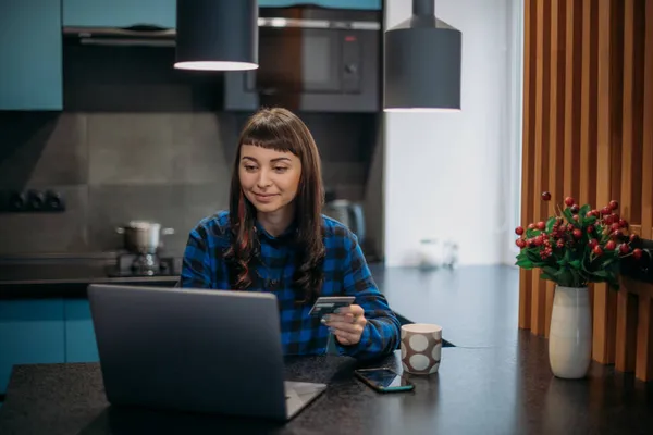 Eine Junge Frau Kauft Mit Einem Laptop Tisch Ihrer Wohnung — Stockfoto