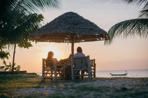 Twee Mensen Ontmoeten Zonsondergang Oceaan Onder Een Paraplu Silhouetten Van — Stockfoto