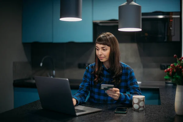 Eine Junge Frau Kauft Mit Einem Laptop Tisch Ihrer Wohnung — Stockfoto