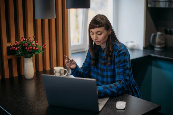 Молодая Женщина Делает Покупки Онлайн Ноутбуком Столом Квартире Красивая Брюнетка — стоковое фото