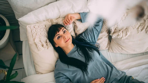 Retrato Una Joven Soñadora Cama Pijama Azul Acogedor Dormitorio Hermosa —  Fotos de Stock