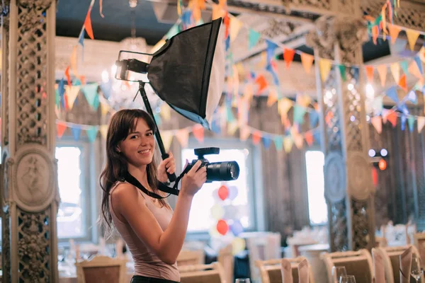 Fotógrafo Menina Com Uma Câmera Trabalho Set Salão Banquetes Uma — Fotografia de Stock