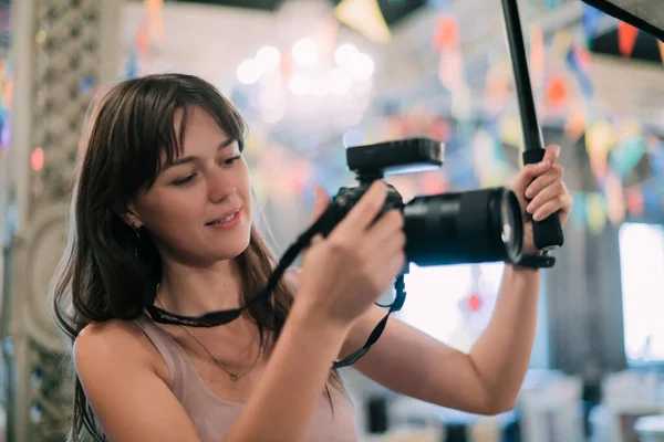 Yemek Salonundaki Sette Elinde Kamera Olan Bir Kız Fotoğrafçı Genç — Stok fotoğraf