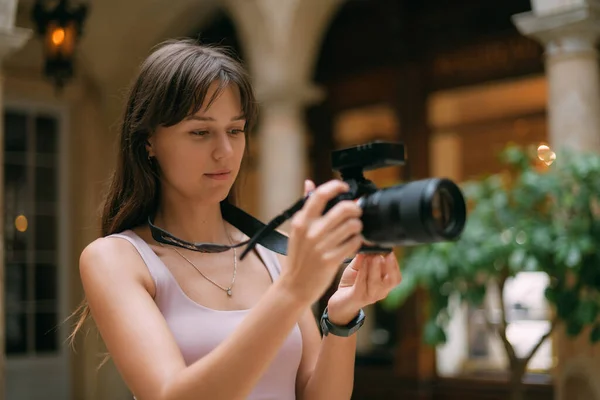 Porträt Eines Touristenmädchens Mit Einer Kamera Der Hand Saal Des — Stockfoto
