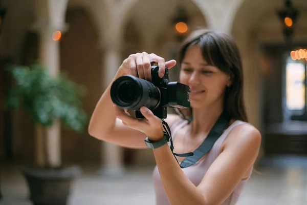 Müzenin Koridorunda Elinde Kamera Olan Turist Bir Kızın Portresi Genç — Stok fotoğraf