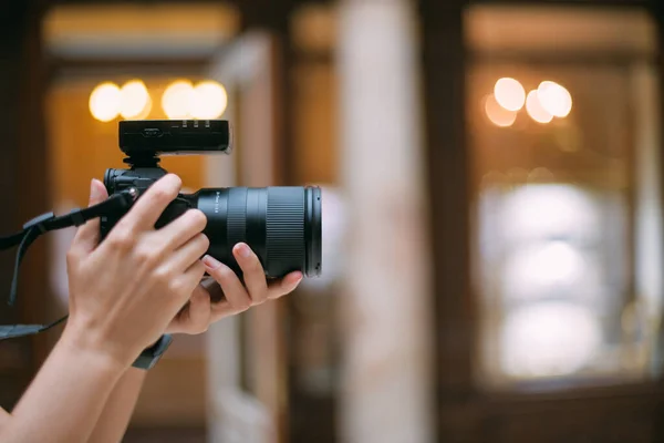 Close Uma Câmera Profissional Mãos Femininas Mulher Fotógrafa Está Trabalhando — Fotografia de Stock