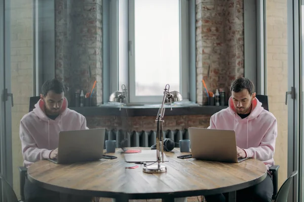 Een Jongeman Werkt Alleen Kantoor Met Een Laptop Knappe Kerel — Stockfoto