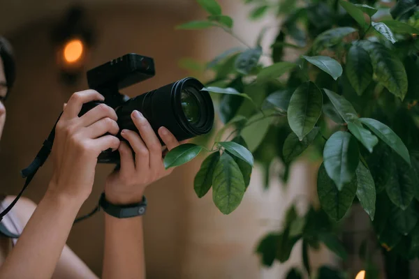 Close Uma Câmera Profissional Mãos Femininas Mulher Fotógrafa Está Trabalhando — Fotografia de Stock