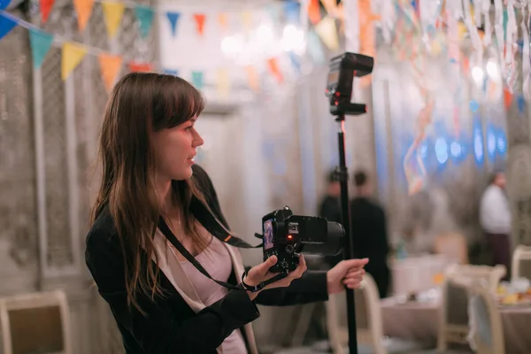 Fotógrafo Menina Com Uma Câmera Trabalho Set Salão Banquetes Uma — Fotografia de Stock