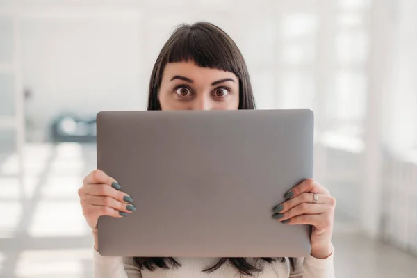 Eine Junge Brünette Frau Bedeckt Ihr Halbes Gesicht Mit Einem — Stockfoto