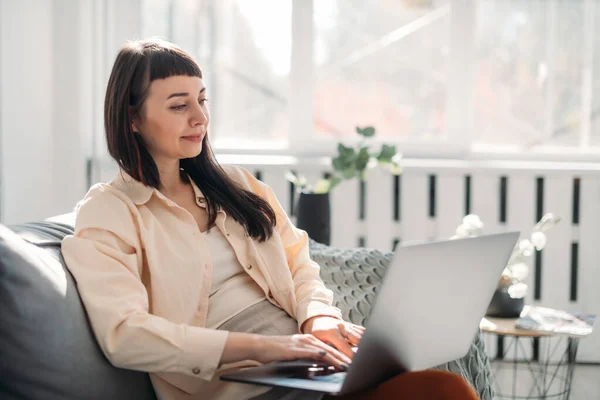 Een Jonge Vrouw Werkt Een Laptop Communiceert Thuis Bank Woonkamer — Stockfoto