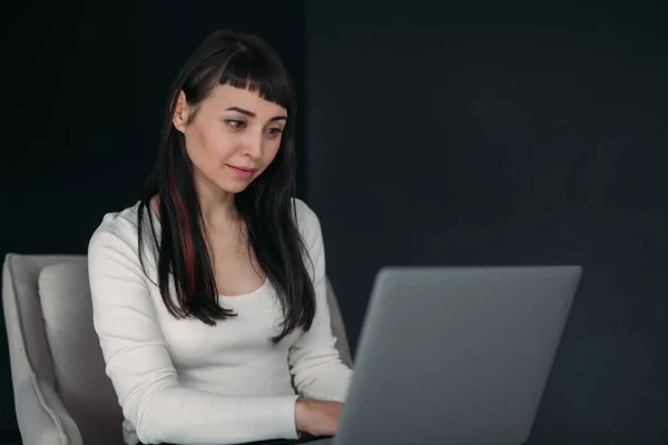 Porträt Einer Schönen Brünetten Frau Auf Einem Stuhl Mit Laptop — Stockfoto